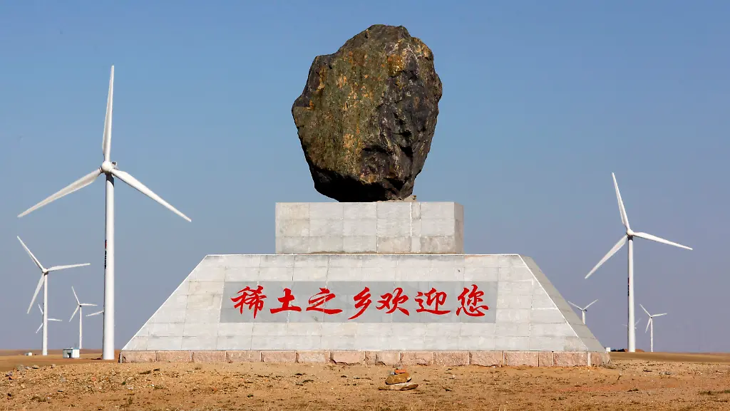 2010-11-03T021826Z-01-DBG271-RTRMDNP-3-CHINA-RAREEARTHS-JPG8772926082713106022