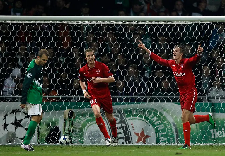 2010-11-02T223032Z-01-CHA117-RTRMDNP-3-SOCCER-CHAMPIONS-JPG7138469917668014989