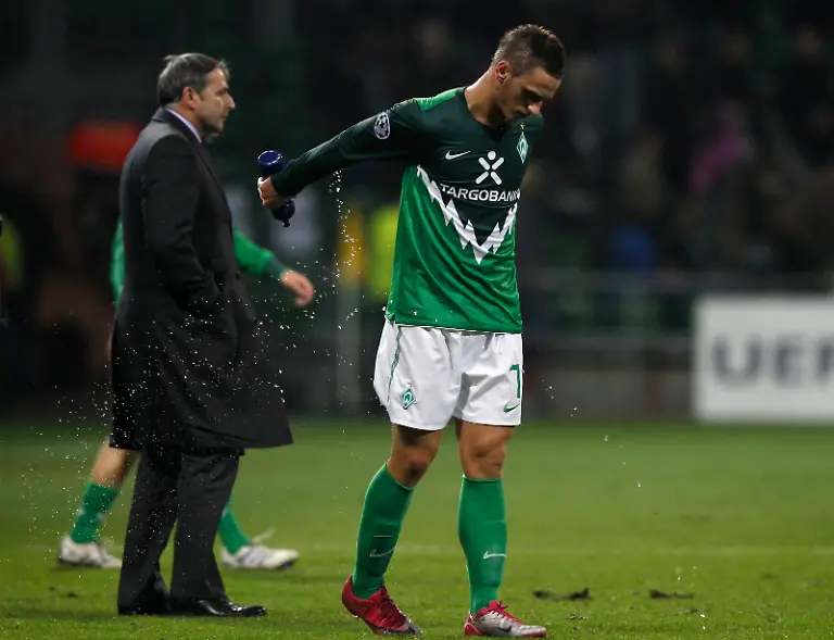 2010-11-02T223957Z-01-CHA121-RTRMDNP-3-SOCCER-CHAMPIONS-JPG7382958575276764250