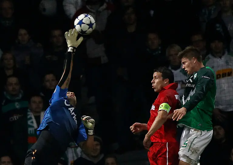 2010-11-02T211659Z-01-CHA108-RTRMDNP-3-SOCCER-CHAMPIONS-JPG5335180448370335747