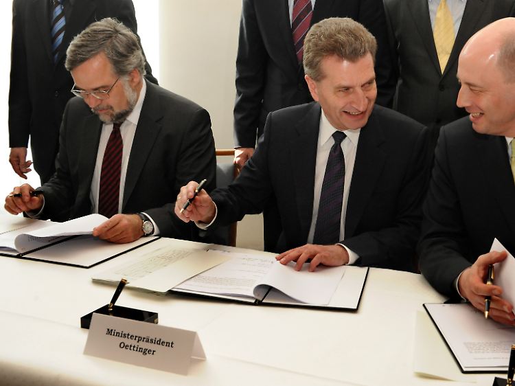 Stefan Garber, der damalige Ministerpräsident Günther Oettinger und Bundesverkehrsminister Wolfgang Tiefensee (v.l.n.r.) unterzeichnen am 2. April 2009 die Finanzierungsverträge für Stuttgart 21.