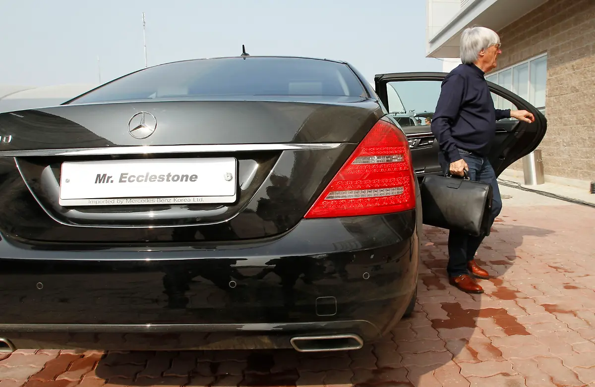 2010-10-21T020037Z-01-YEO106-RTRMDNP-3-MOTOR-RACING-PRIX-JPG5139760284708762785