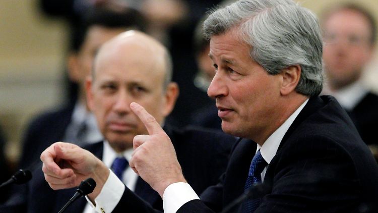 JP-Morgan-Chef Dimon mit erhobenem Zeigefinger im Vordergrund, beobachtet von Goldman-Boss Blankfein - ein Bild mit Symbolcharakter. (Archivbild)