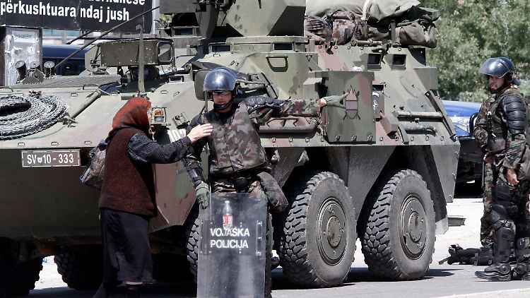 Kontrolle übernommen: KFO-Soldaten sollen die serbische Minderheit und die Mehrheit im Kosovo voneinander trennen.