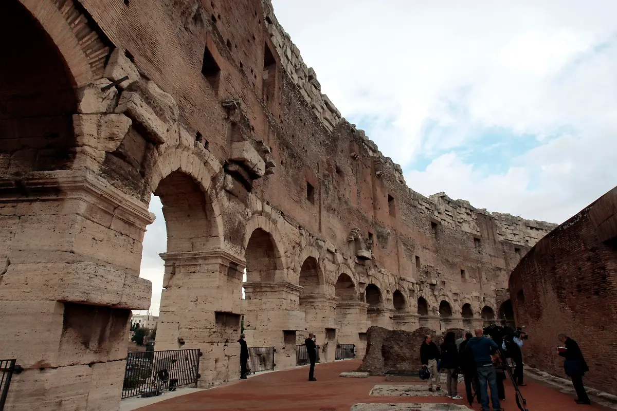 Italy-Colosseum-ROM102-jpg5711905226601225953