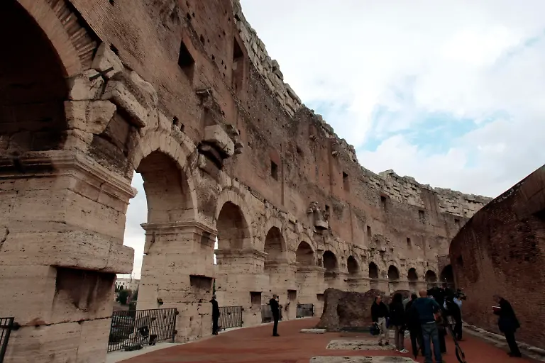 Italy-Colosseum-ROM102-jpg5711905226601225953