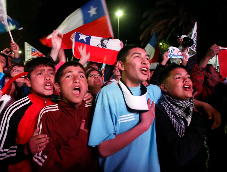 2010-10-14T021736Z-01-CHL54-RTRMDNP-3-CHILE-MINERS-JPG2589764737588874535