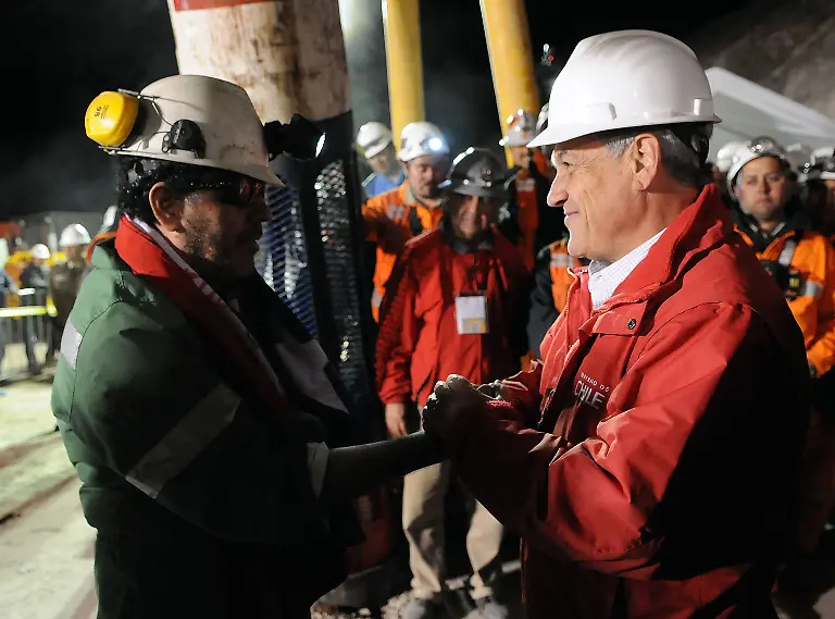 2010-10-14T030117Z-01-CHL61-RTRMDNP-3-CHILE-MINERS-JPG7874024454804271626