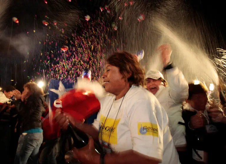 2010-10-14T021130Z-01-CHL451-RTRMDNP-3-CHILE-MINERS-RESCUE-JPG5371667824813484338