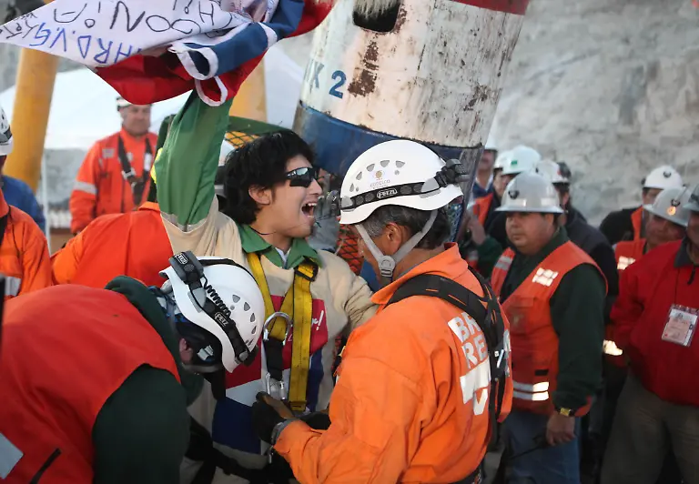 2010-10-14T000040Z-01-CHL329-RTRMDNP-3-CHILE-MINERS-JPG2714737180807655157