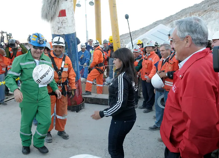 2010-10-13T231824Z-01-CHL314-RTRMDNP-3-CHILE-MINERS-JPG592610625511946888