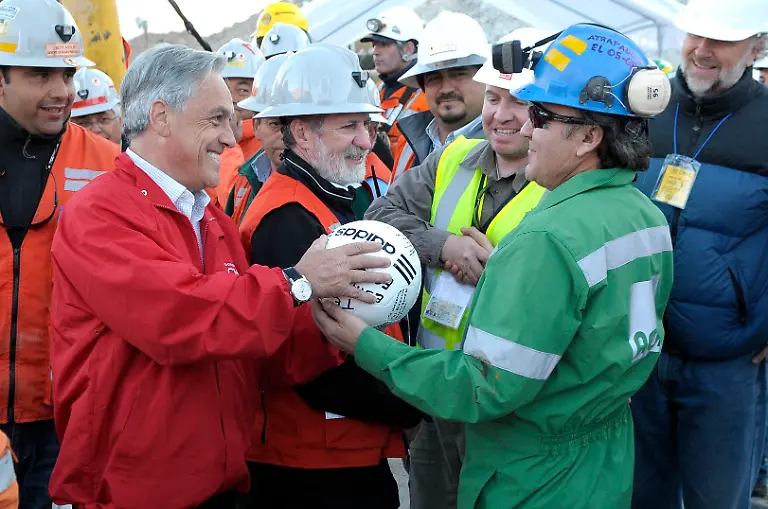 2010-10-13T235211Z-01-chl315-RTRMDNP-3-CHILE-MINE-JPG7166567245264419618