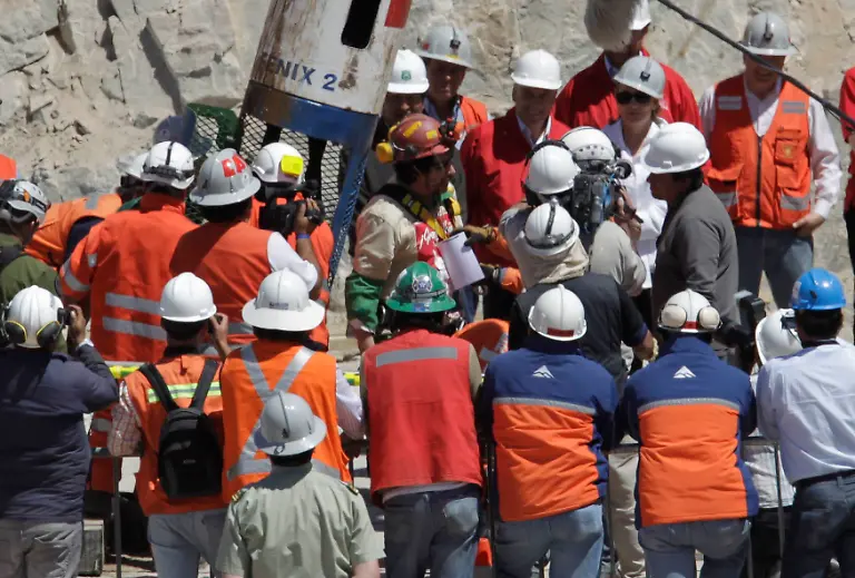 2010-10-13T202152Z-01-CHL229-RTRMDNP-3-CHILE-MINERS-JPG2044481218883815600