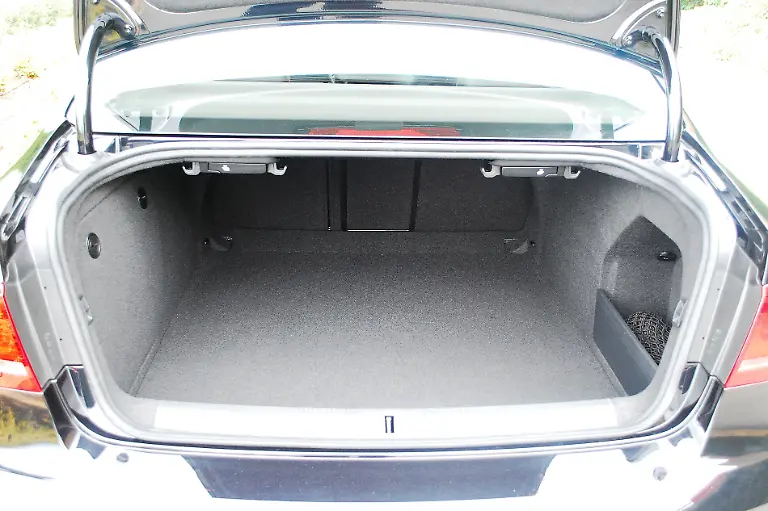 VW-Passat-12-10-2010-14-26-40