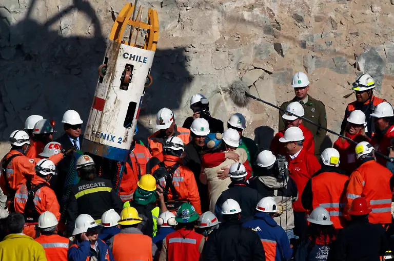 2010-10-13T125848Z-01-CHL198-RTRMDNP-3-CHILE-MINE-RESCUE-JPG8357495233292681860