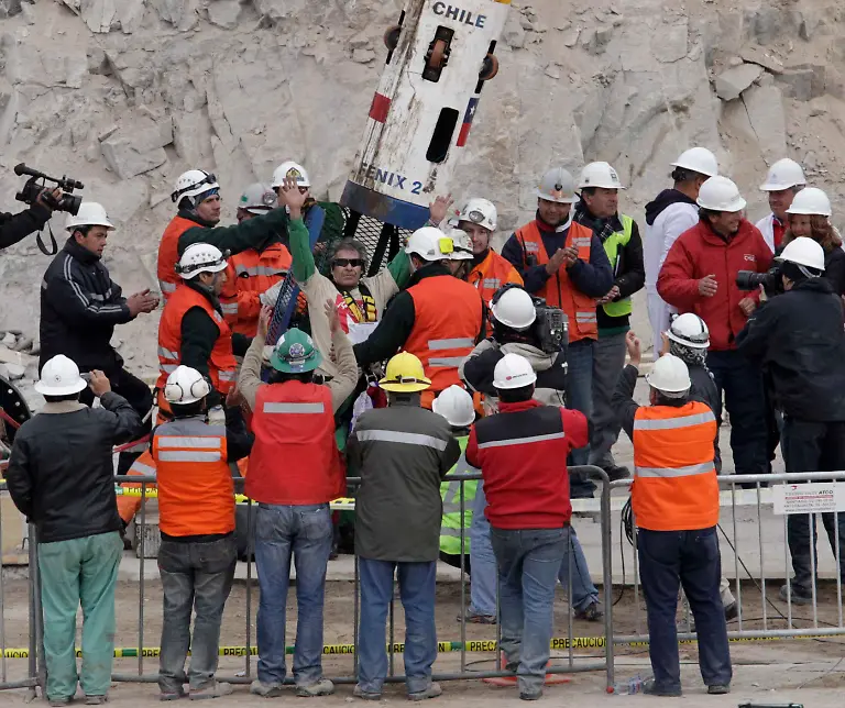 2010-10-13T114821Z-01-CHL182-RTRMDNP-3-CHILE-MINE-RESCUE-JPG2961374056321503101