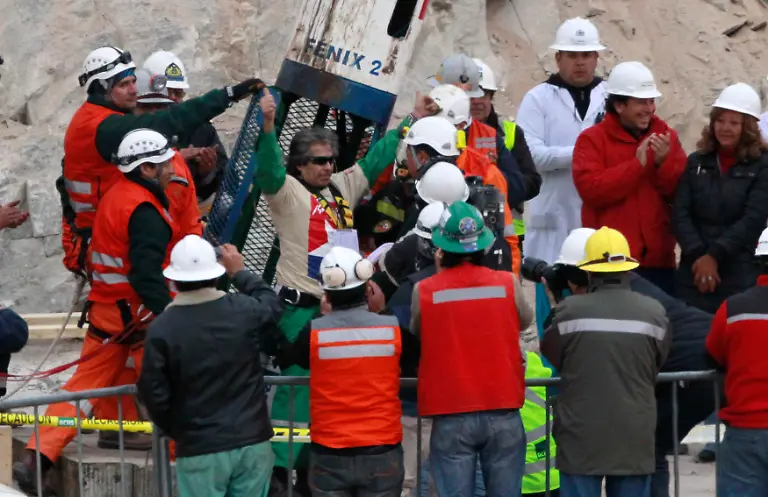 2010-10-13T113521Z-01-CHL177-RTRMDNP-3-CHILE-MINE-RESCUE-JPG2264618294329586064