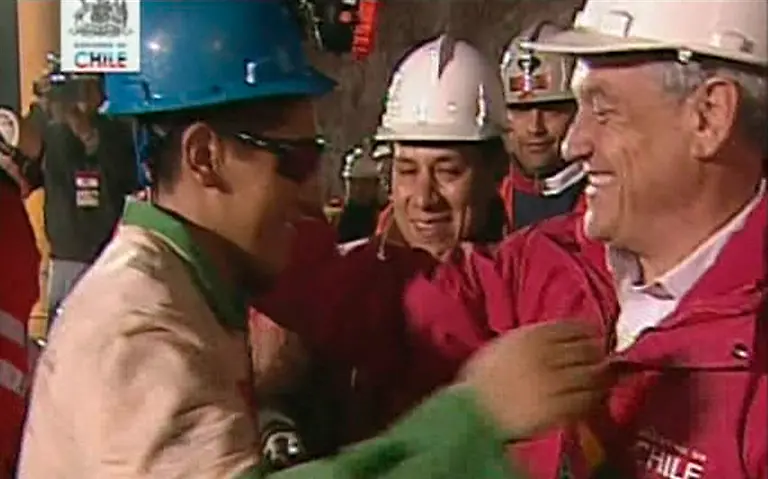 2010-10-13T091306Z-01-SIN620-RTRMDNP-3-CHILE-MINE-RESCUE-JPG5166656284147174645