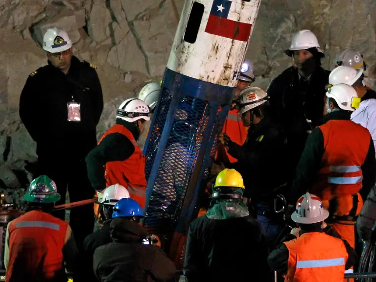 2010-10-13T085606Z-01-CHL155-RTRMDNP-3-CHILE-MINE-RESCUE-JPG4991601918509254694