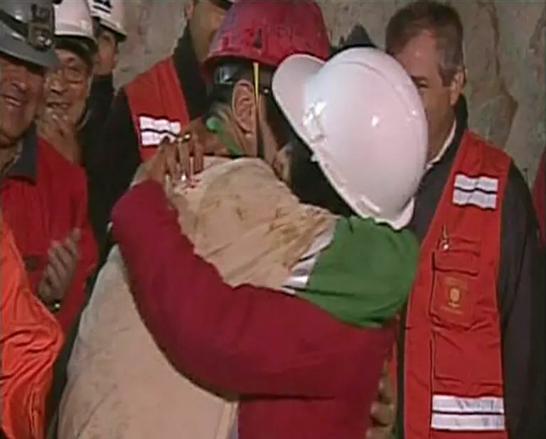 2010-10-13T044545Z-01-SIN604-RTRMDNP-3-CHILE-MINERS-JPG1849784075650025875