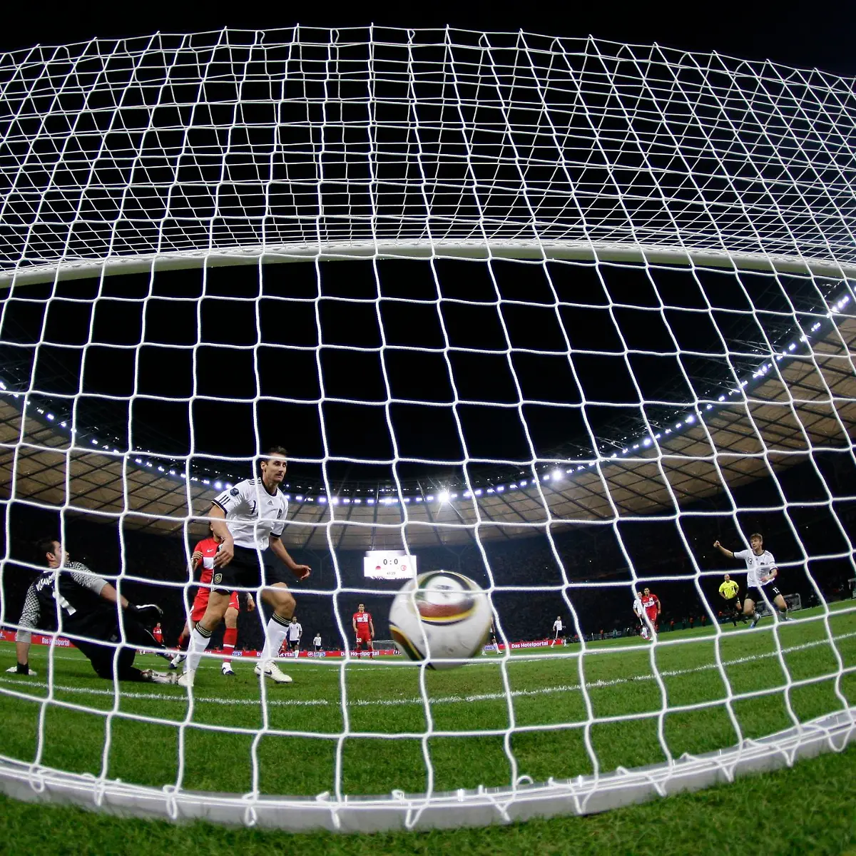 2010-10-08T201854Z-01-TOB21-RTRMDNP-3-SOCCER-EURO-JPG66705551225492105