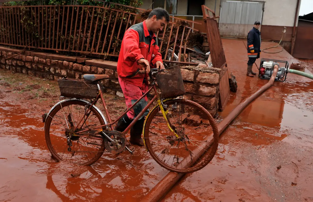Hungary-Sludge-Flood-BSZ124-jpg4361148819975694428