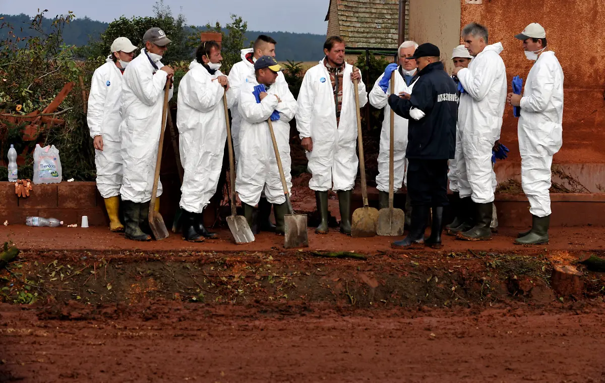 1286447565157-Hungary-Sludge-Flood-BSZ106-jpg917372160921785171