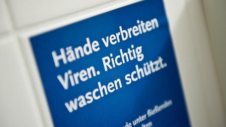 Hinweisaufkleber zum richtigen Händewaschen in einem Toilettenraum des Robert Koch-Instituts.
