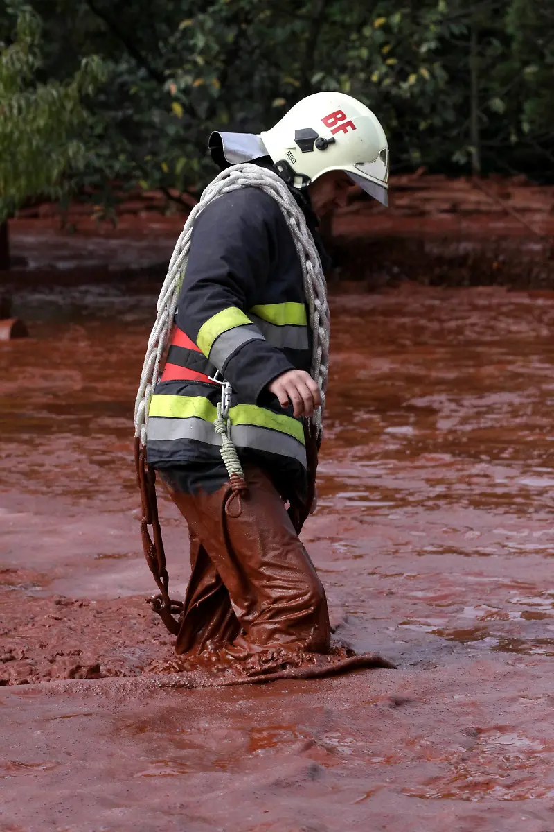 Hungary-Sludge-Flood-MTI108-jpg5466713482122531770