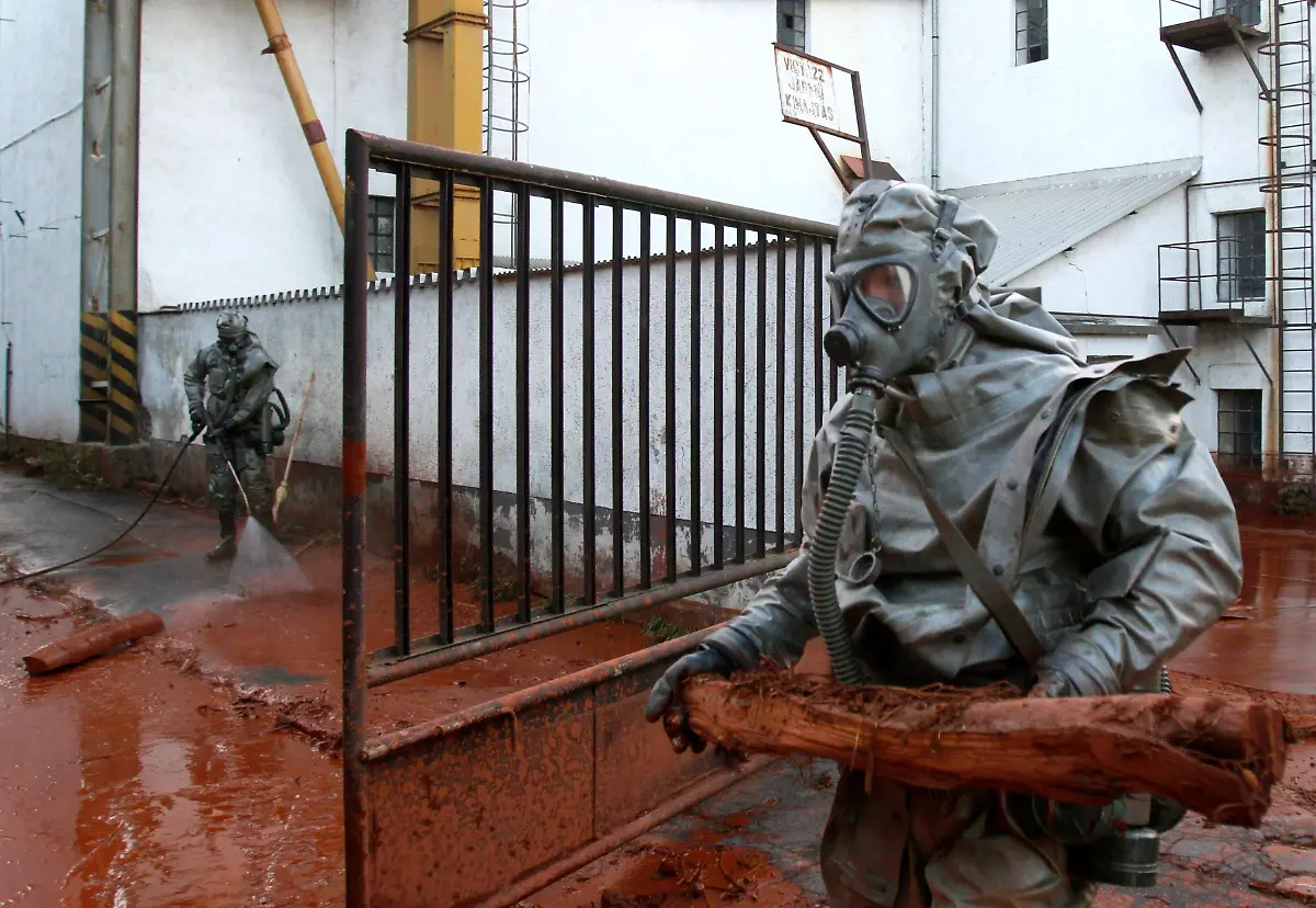 2010-10-05T082842Z-01-BUD06-RTRMDNP-3-HUNGARY-FLOODS-JPG4187752749809045716