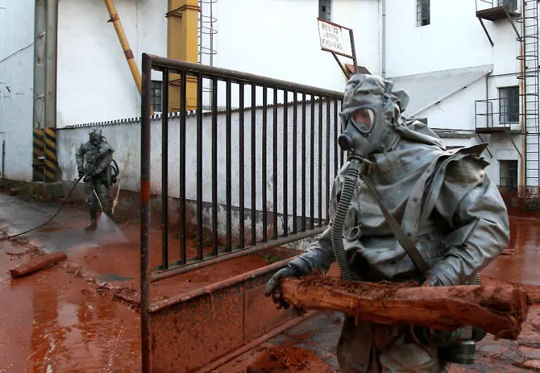 2010-10-05T082842Z-01-BUD06-RTRMDNP-3-HUNGARY-FLOODS-JPG4187752749809045716