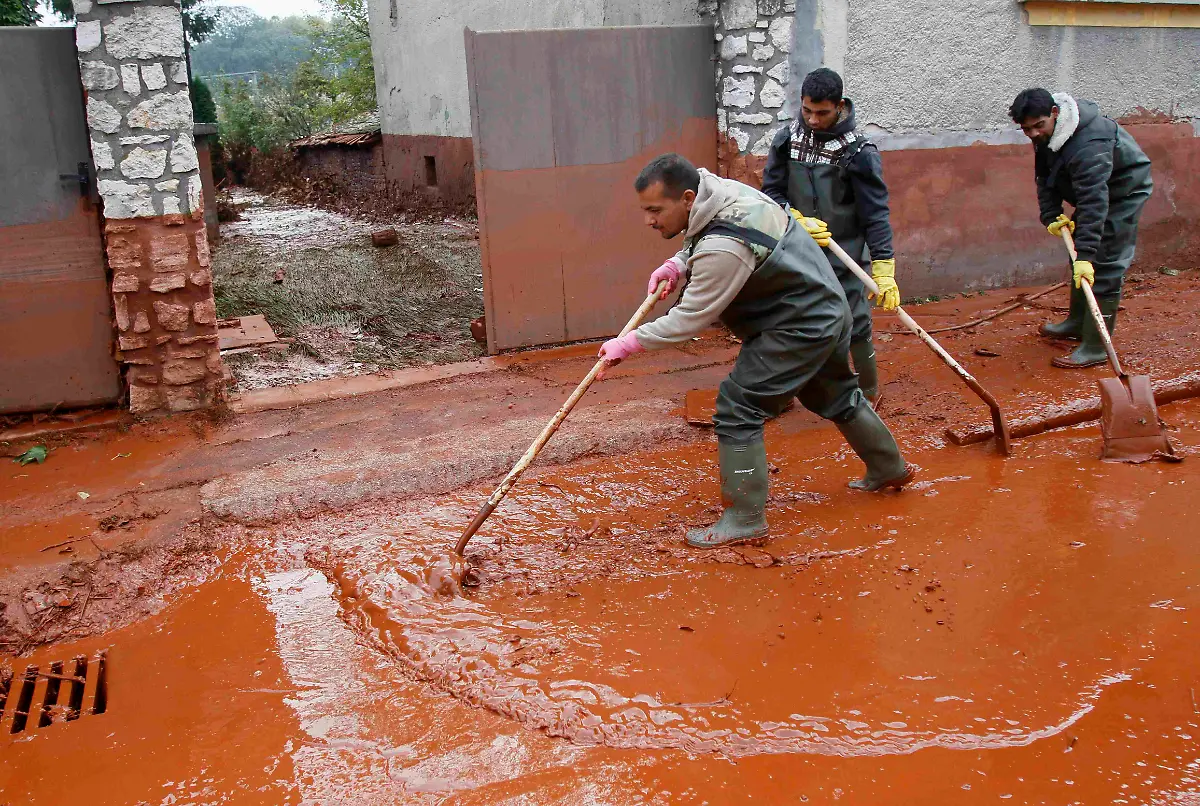 2010-10-05T084350Z-01-BUD12-RTRMDNP-3-HUNGARY-SPILL-JPG3017820075340876461