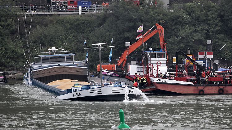 Der Schwimmbagger im Einsatz an der "Alma".
