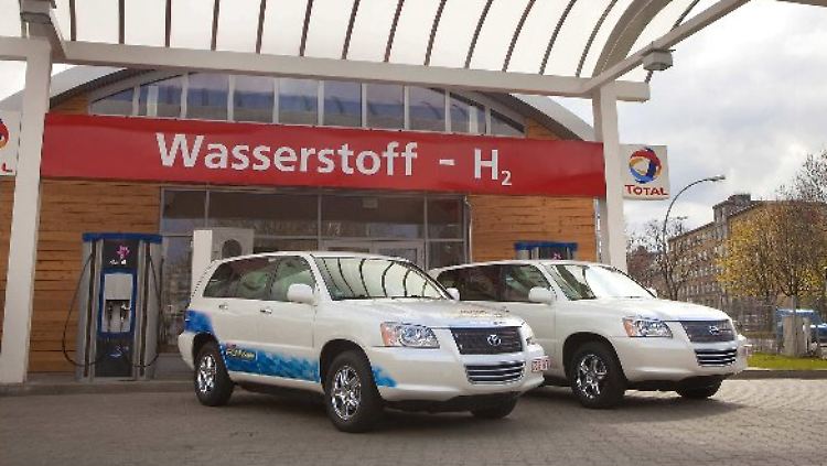 Im Toyota FCHV adv wird mit Hilfe des Wasserstoffs in der Brennstoffzelle Strom erzeugt. Der sorgt über einen Elektromotor für den Antrieb. 