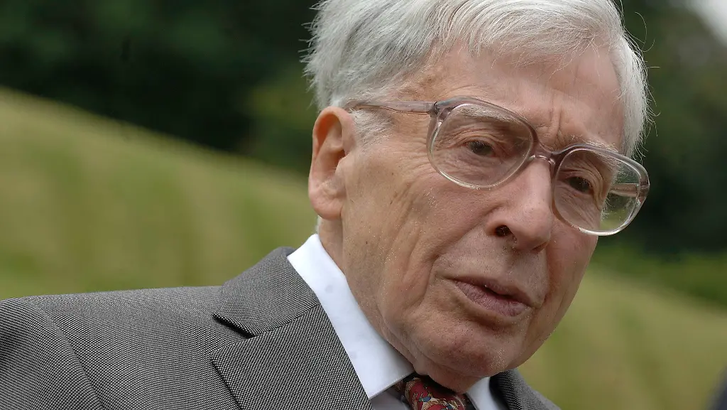 2010-10-04T093433Z-01-CLH100-RTRMDNP-3-NOBEL-MEDICINE-JPG2136929436522928138