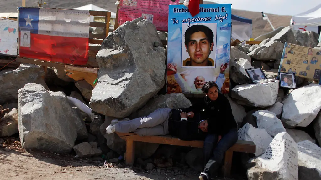 Chile-Mine-Collapse-XRC105-jpg2239800262575883142
