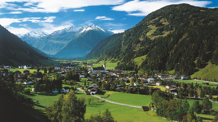 Das Gold in den umliegenden Bergen machte Rauris einst reich. Vom 15. bis zum 17. Jahrhundert bauten Goldhändler, Verwalter und Wirte im Dorf komfortable Steinhäuser. Heute leben in Rauris 3200 Menschen.