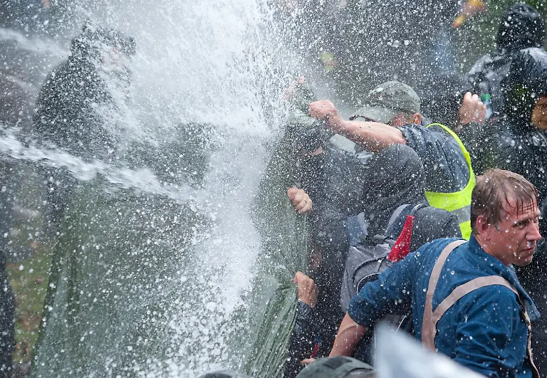 2tl32824-jpg6692607682029340483