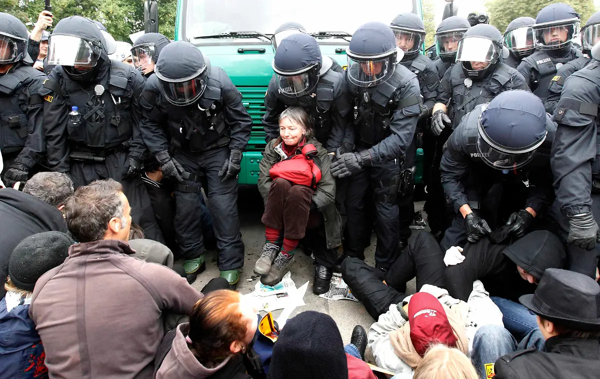 2010-09-30T121436Z-01-MDA32-RTRMDNP-3-GERMANY-JPG6579976188750578757