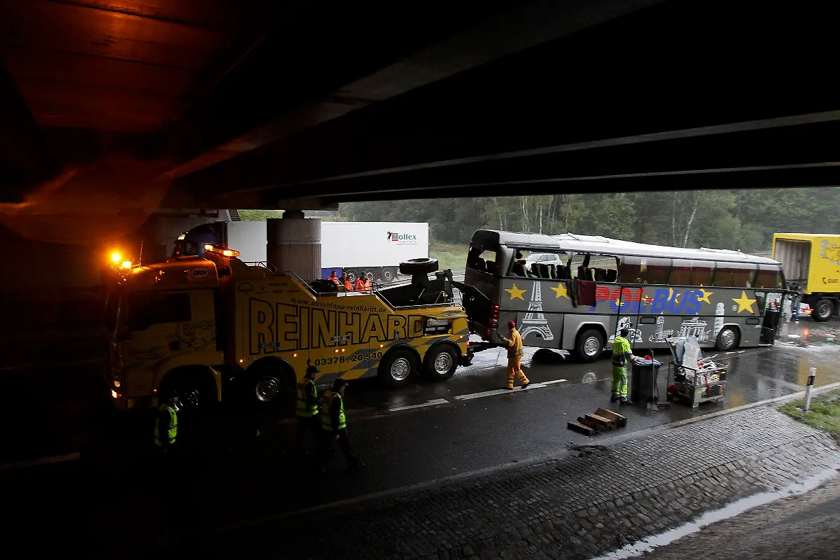 2010-09-26T155438Z-01-AA69-RTRMDNP-3-GERMANY-ACCIDENT-JPG2984824786036808938