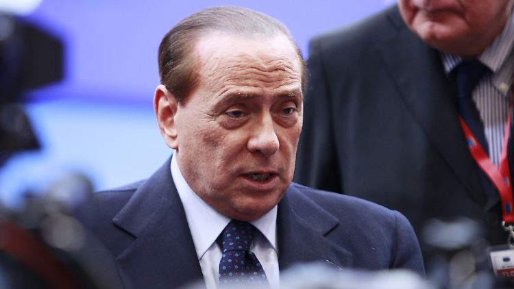 Silvio Berlusconis Hand soll in spätestens zehn Tagen wieder voll belastbar sein. 