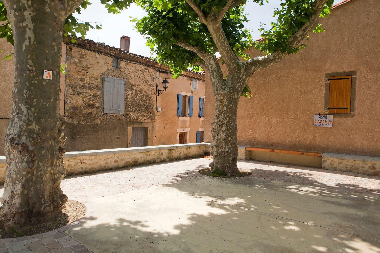 Bis vor wenigen Jahren war Bugarach, eine kleine Gemeinde in der französischen Region Languedoc-Roussillon, ein verschlafener, ruhiger Ort. Hier sagten sich Fuchs und Hase gute Nacht (oder eben renard und lièvre bonne nuit)