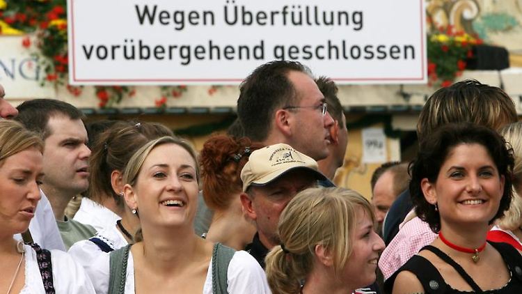 Plätze in Oktoberfest-Zelten sind begehrt - so begehrt, dass Schindluder getrieben wird mit falschen Reservierungen.