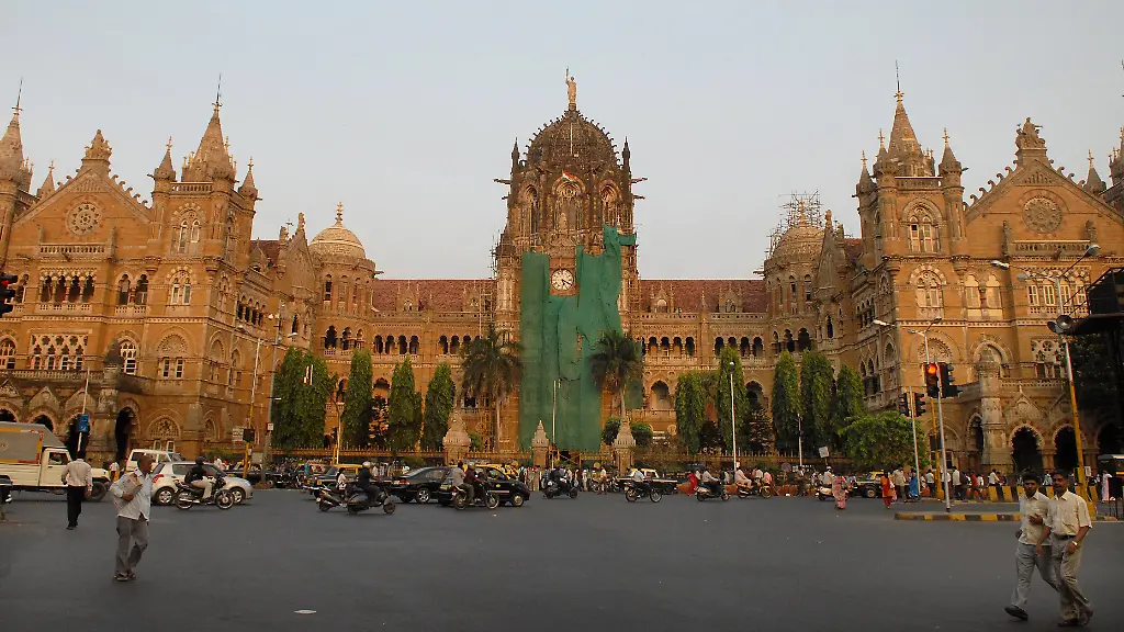 mumbai-bahnhof-aussen
