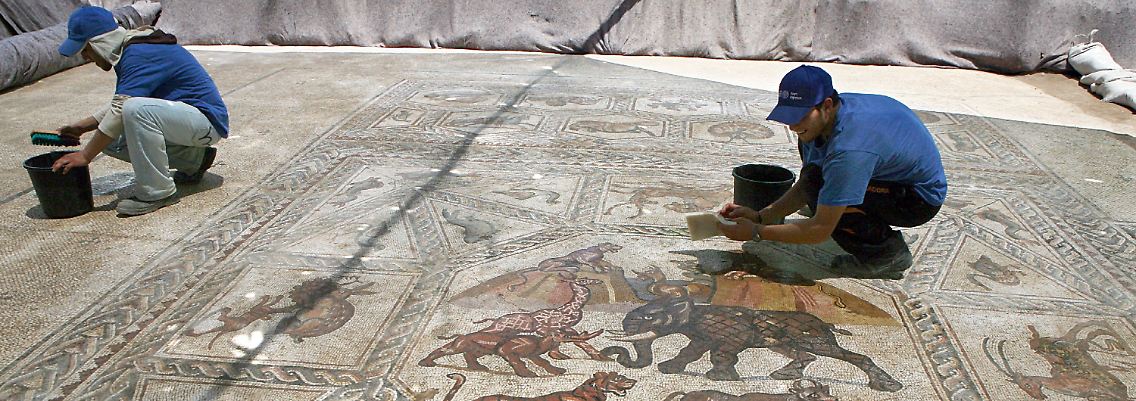 Das Mosaik wurde 1996 während einer Notgrabung entdeckt und zum Schutz wieder zugedeckt.