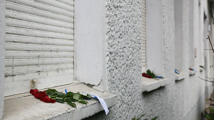 Rosen auf den Fensterbänken erinnern an die zu Tode gekommene Familie.