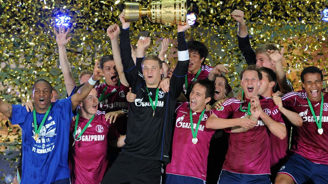 Zu Gastbeim FC Teningen: Titelverteidiger Schalke 04. Torwart Manuel Neuer ist allerdings nicht mehr dabei. Der spielt mit den Bayern am Montag in Braunschweig.