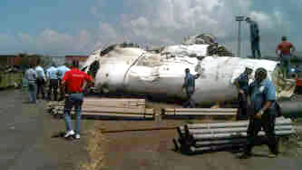 2010-09-13T164114Z-01-VEN02-RTRMDNP-3-VENEZUELA-CRASH-JPG7449944172588985718