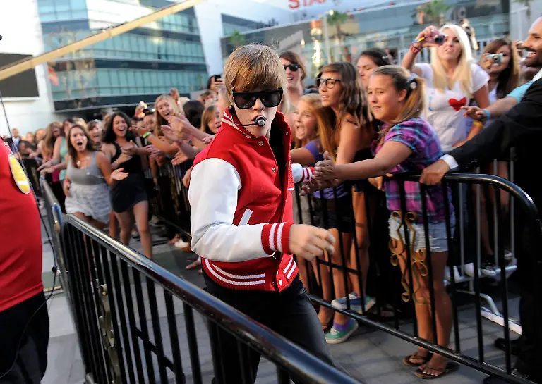MTV-Video-Music-Awards-Show-CADC150-jpg1699123622355597514