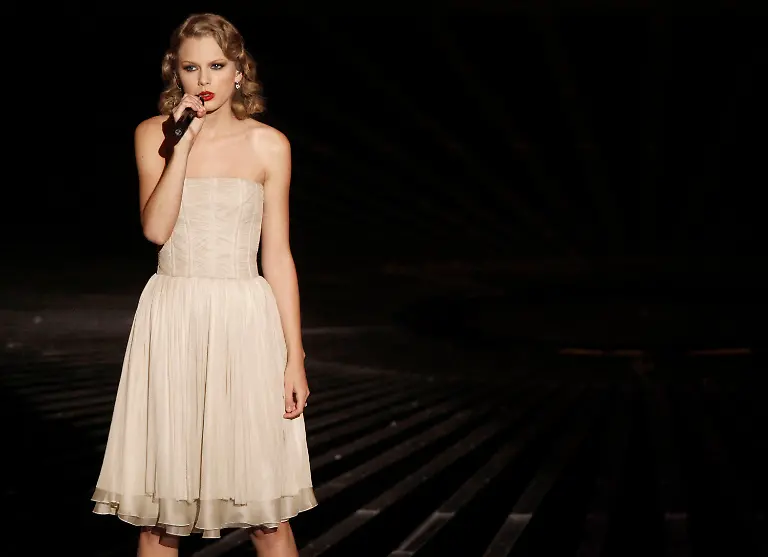 MTV-Video-Music-Awards-Show-CADC183-jpg775381575987443348